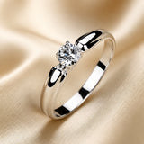 Minimalistisk ring i zirkonium med hvidguld