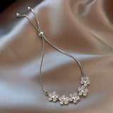 Armbånd i Hvidguld med Zirkonia i Blomsterdesign