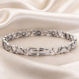 Elegant armbånd i hvidguld med hængende hjertevedhæng